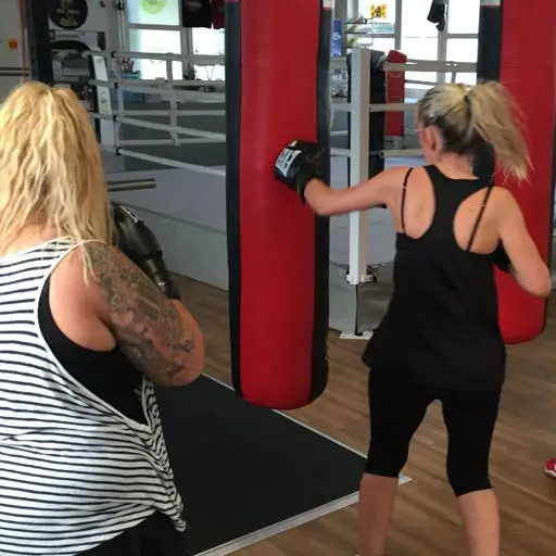 Fitnessboxen für Frauen mit Boxhandschuhen bei Arnold BoxFit