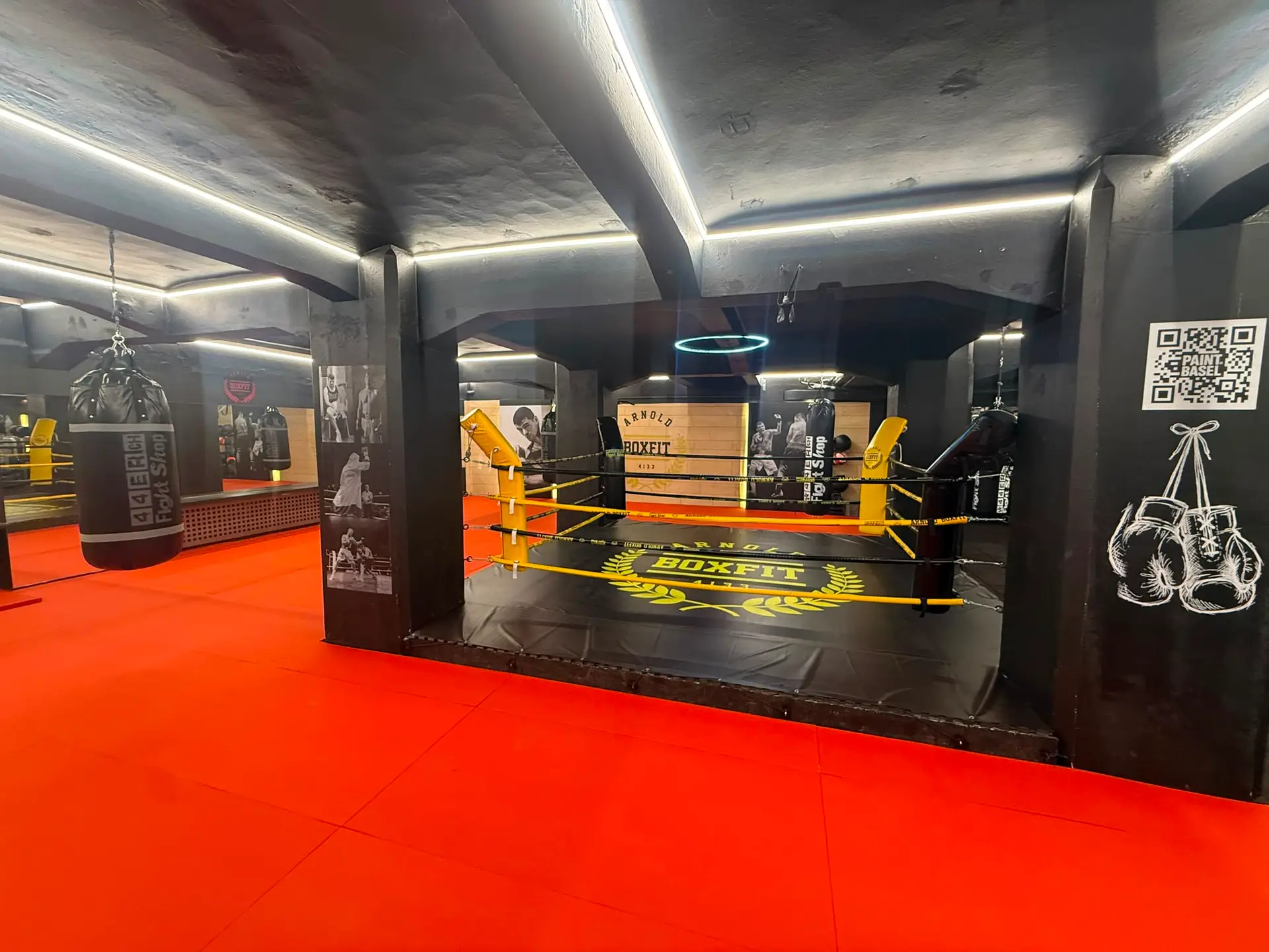Fitnesstraining Kinder im Boxgym mit Boxring und Sandsack bei Arnold BoxFit Pratteln