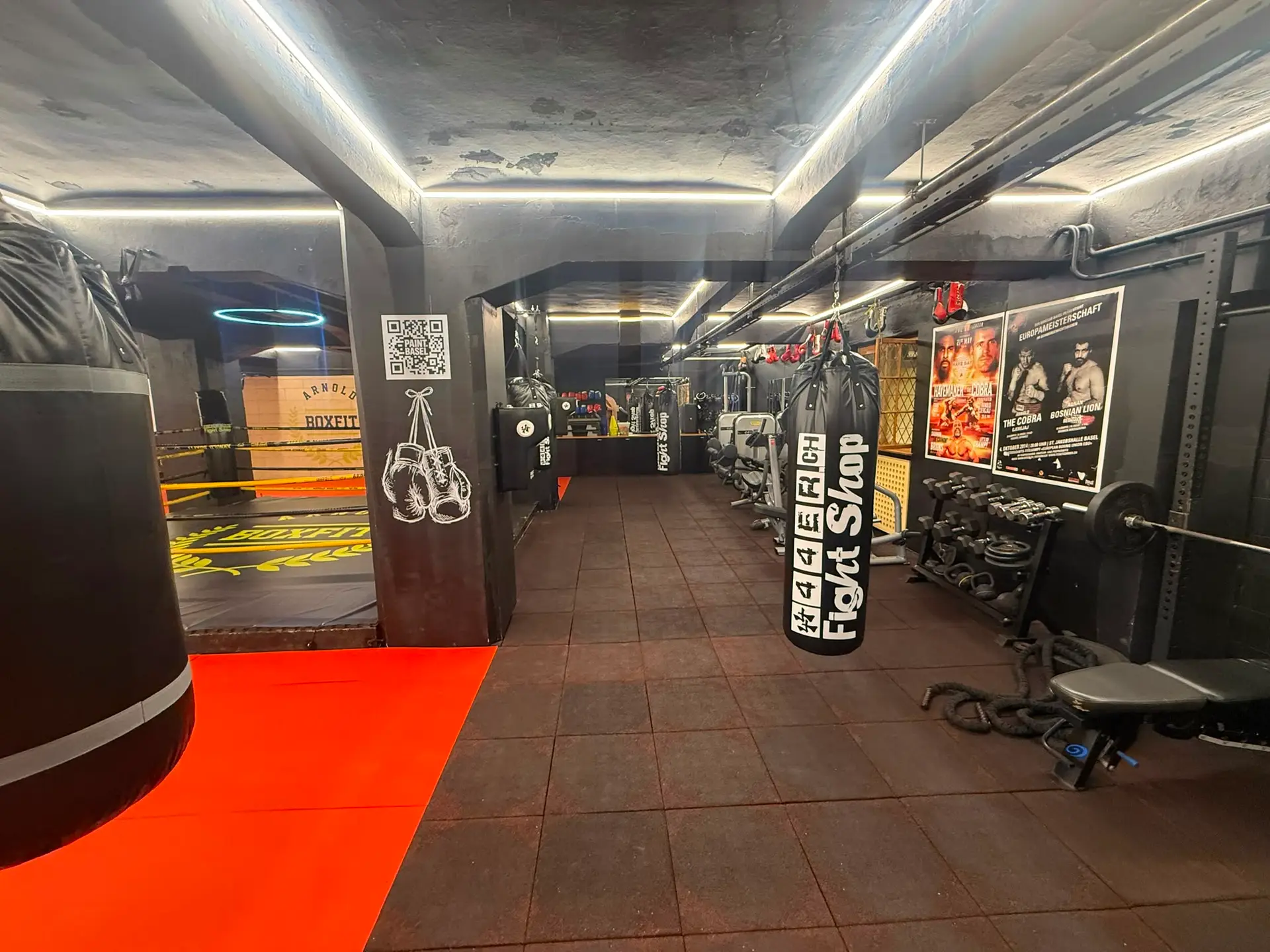 Fitnesstraining Kinder mit Boxring, Sandsäcken und Fitnessbereich bei Arnold BoxFit