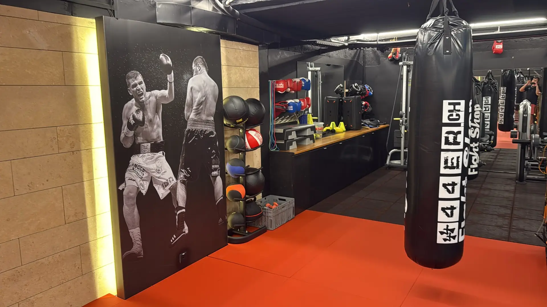 Schnuppertraining im Trainingsbereich von Arnold BoxFit mit Sandsack und Ausrüstungsregal