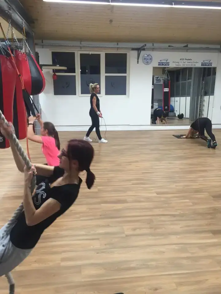 Frauen-Fitnessboxen mit Boxtechnik und Kondition